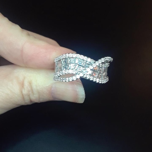 Bella Luce Faux Ring - Picture 1 of 2